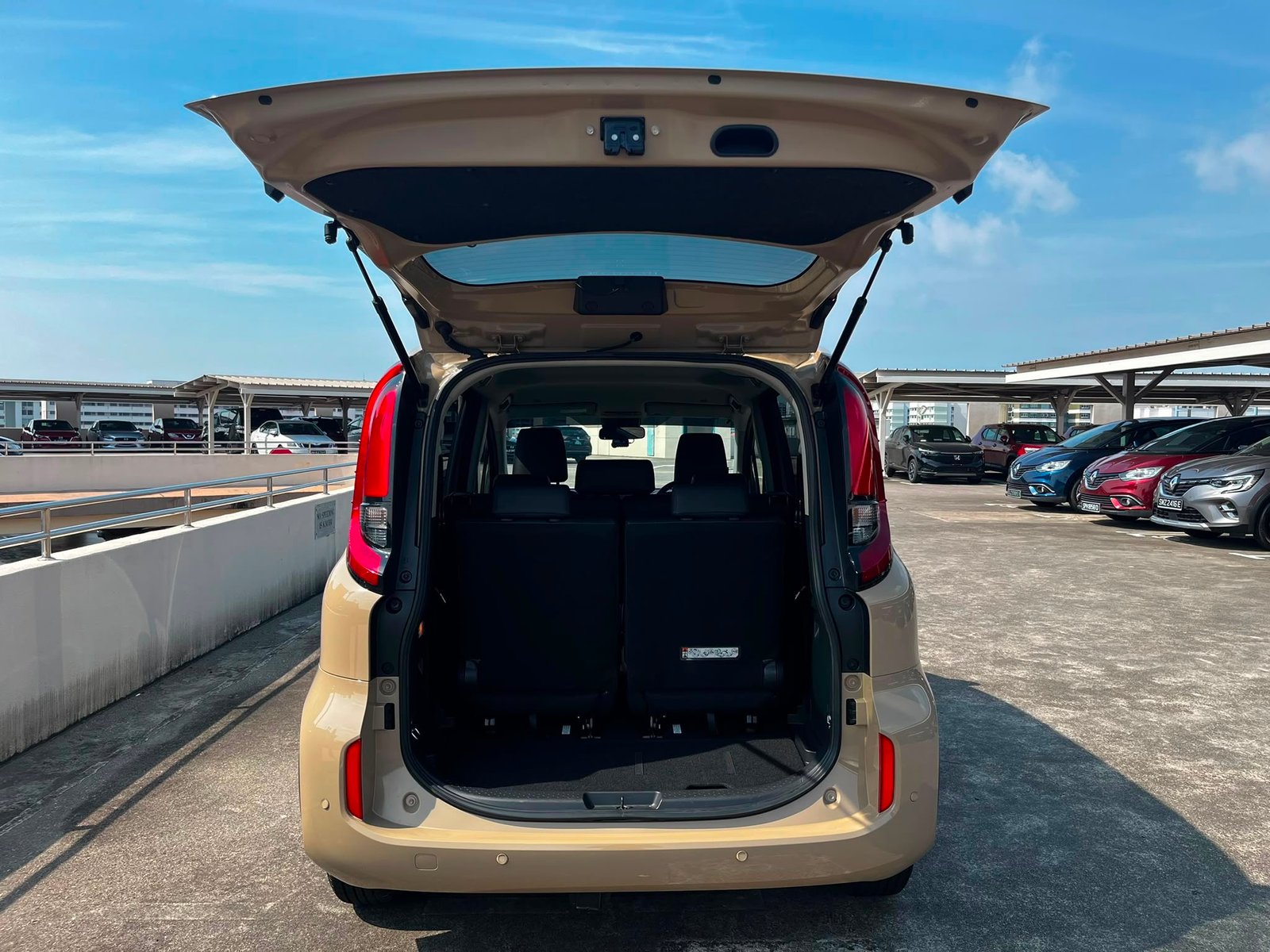 Toyota Sienta Hybrid 1.5X photo 11